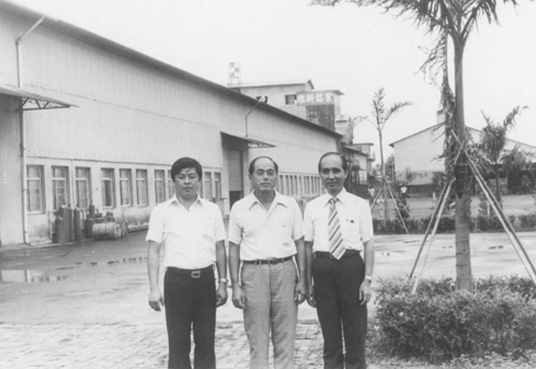 1984年創辦人吳真及總裁吳國基與原料供應商合影