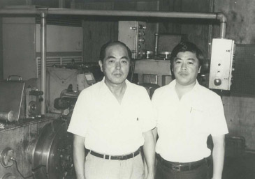 1976 創辦人吳真 (左) 與總裁吳國基(右) 合影